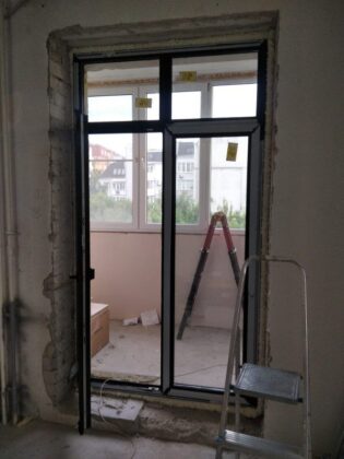 Установка пластиковых конструкций - балконного блока